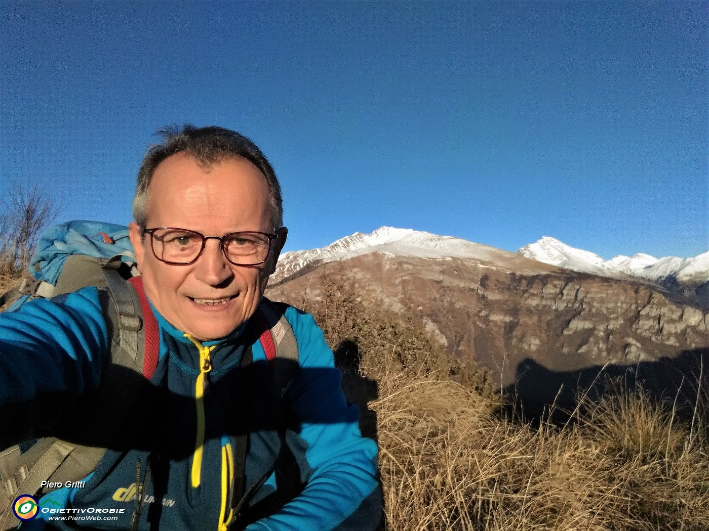 02 In vetta al Monte Vaccareggio (1474 m) con vista in Menna e Arera innevate.jpg